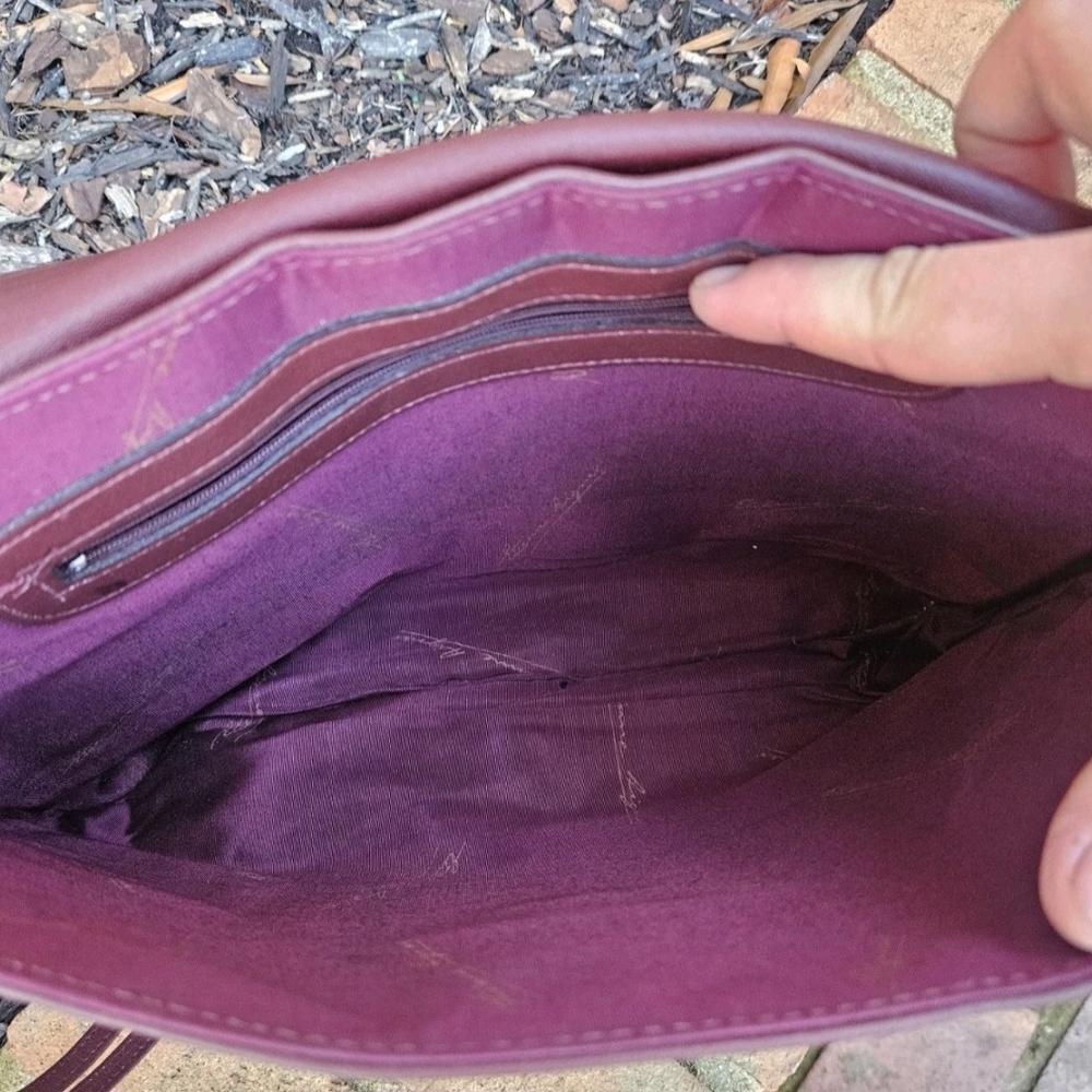 Vintage Etienne Aigner Burguny Large Clutch With Detachable Wrist Strap - Picture 11 of 13